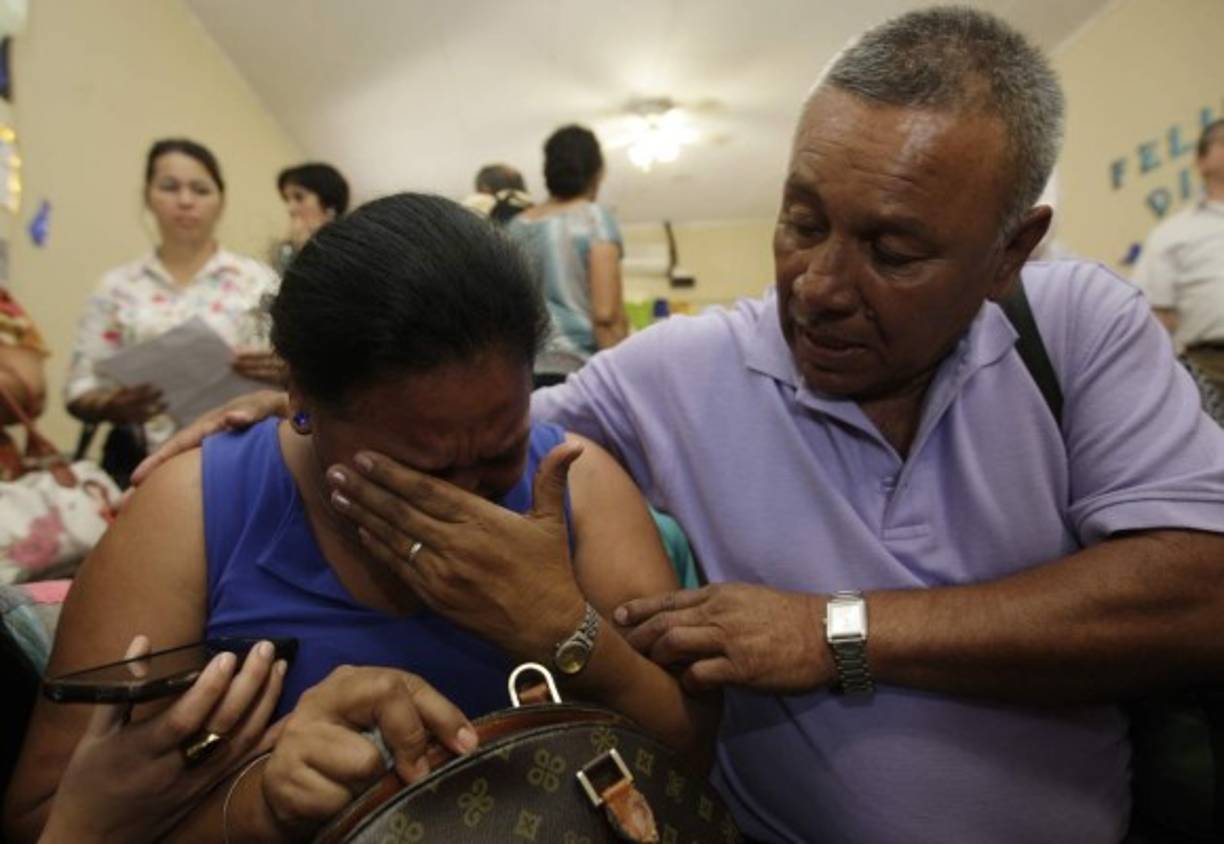 El llanto e impotencia se apoderaron de doña Reina Morgan, una de las empleadas de la DEI al enterarse del cierre de la institución. Su esposo Santos la consolaba.