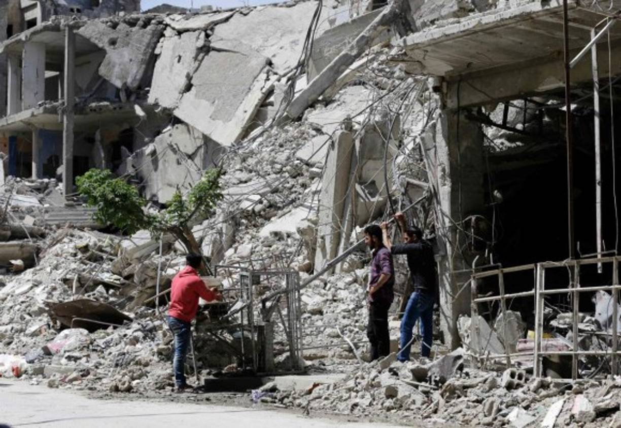 Varios misiles impactaron en el centro y 'destruyeron un edificio que albergaba laboratorios y un centro de entrenamiento', informaron.