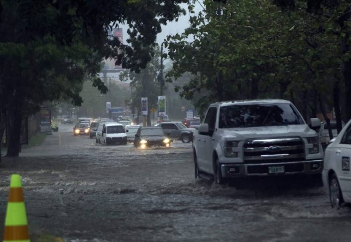 Incluso los grandes vehículos tenían dificultad para circular por las calles inundadas.