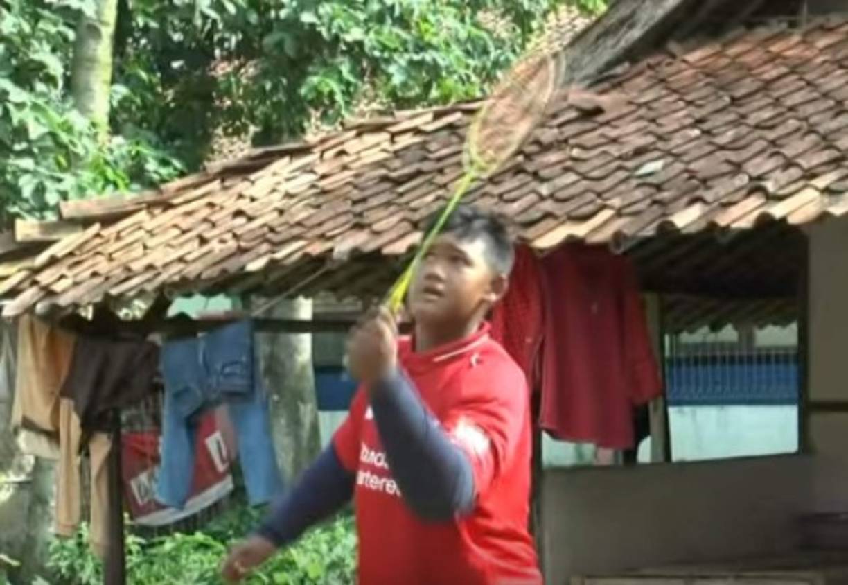 Arya Permana ahora camina 5 kilómetros todos los días. Uno de sus sueños es convertirse en futbolista.