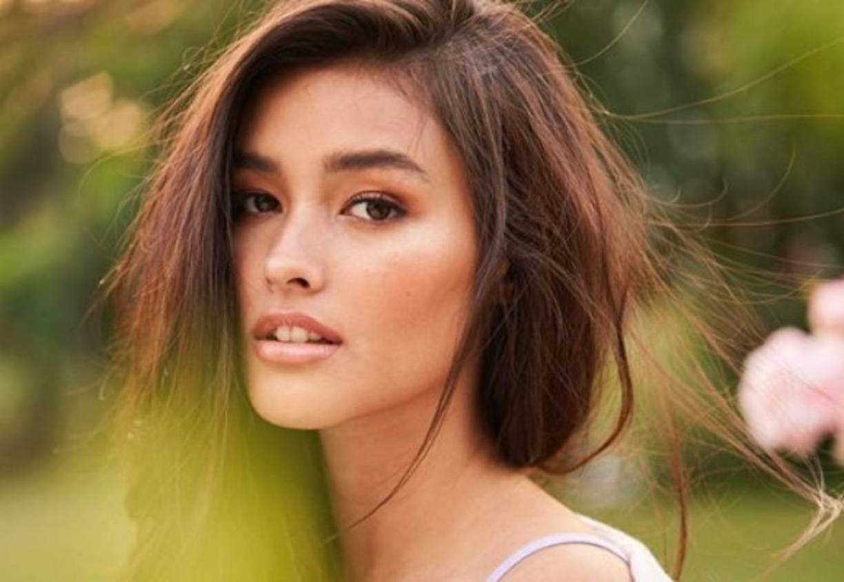 Hope Elizabeth Soberano, una joven de tan solo 20 años y de nacionalidad filipina, posee el título de la chica con 'la cara más bella'.<br/><br/>La asocación de críticos británicos TC Candler publicó su lista de 'Las 100 mujeres con la cara más bella', un ranking que marca la tendencia que más se valorará en el mundo de la moda y entretenimiento. La modelo filipina se ha alzado con el primer puesto, un premio que rostros como Natalie Portman (2008), Emma Watson (2011) y Emilia Clarke (2012) ya consiguieron.<br/><br/>Tal y como podemos ver en su cuenta personal de Instagram, Liza Soberano es modelo. Aunque es filipina, es en California donde pasa la mayor parte del tiempo. Allí se esfuerza por llevar un estilo de vida saludable para que los nuevos proyectos no dejen de llegar. Además, ha protagonizado numerosas campañas publicitarias.<br/><br/>Te dejamos las mejores imágenes que usualmente sube a su red social:<br/>