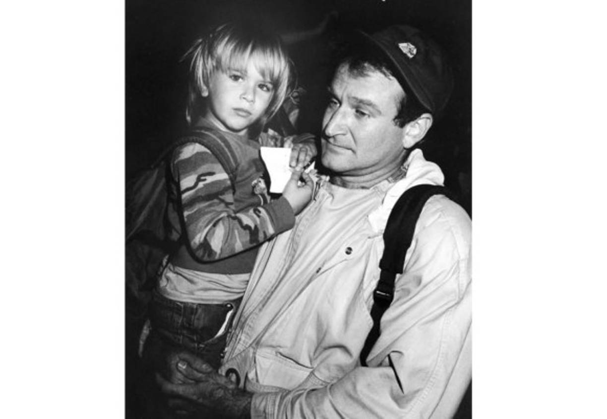 El comediante con su hijo Zachary en brazos en el evento de caridad Comic Relief, en 1987.<br/><br/>
