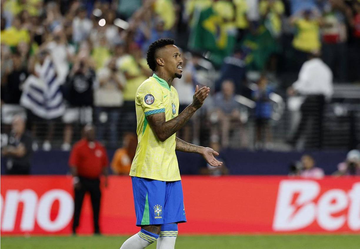 El lamento de Éder Militao tras errar su penal.