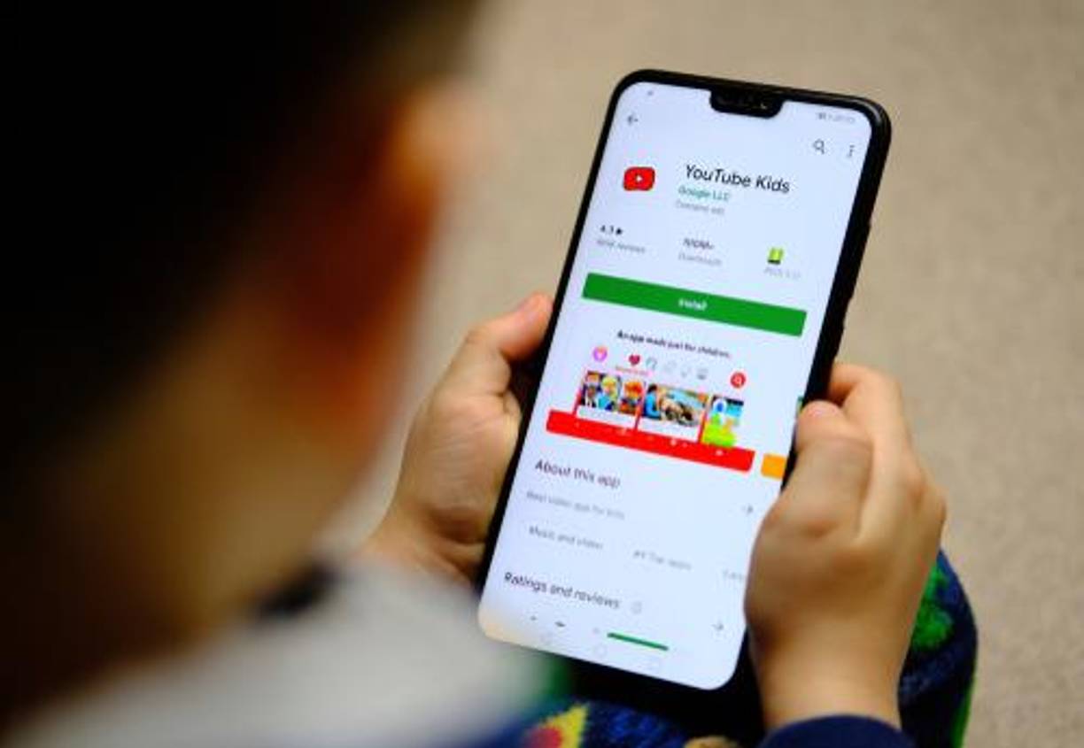 YouTube Kids, creado para proporcionar contenido de confianza para niños, ha recibido críticas por permitir la inclusión de programas como Doofy the Dragon. La plataforma ha comprometido revisar y perfeccionar sus filtros de contenido para prevenir la difusión de videos inadecuados entre los niños.