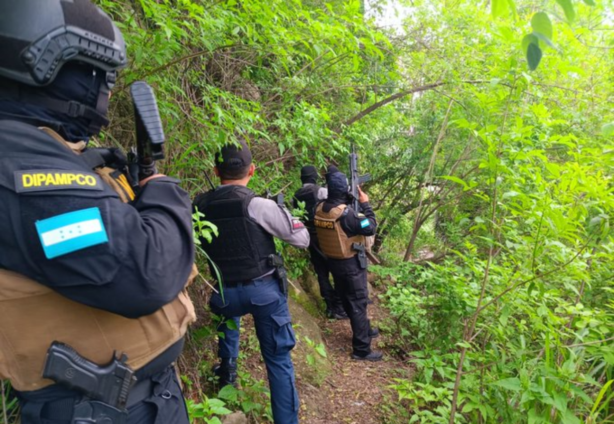 A una casa verde claro, mal pintada, con ventanas diseñadas con pilares morados, techo de láminas de zinc y portón de hierro negro se estaban mudando los ahora occisos Roger Coleman (24) y su esposa Annie Villatoro (30) en la peligrosa colonia Mirador de Oriente.