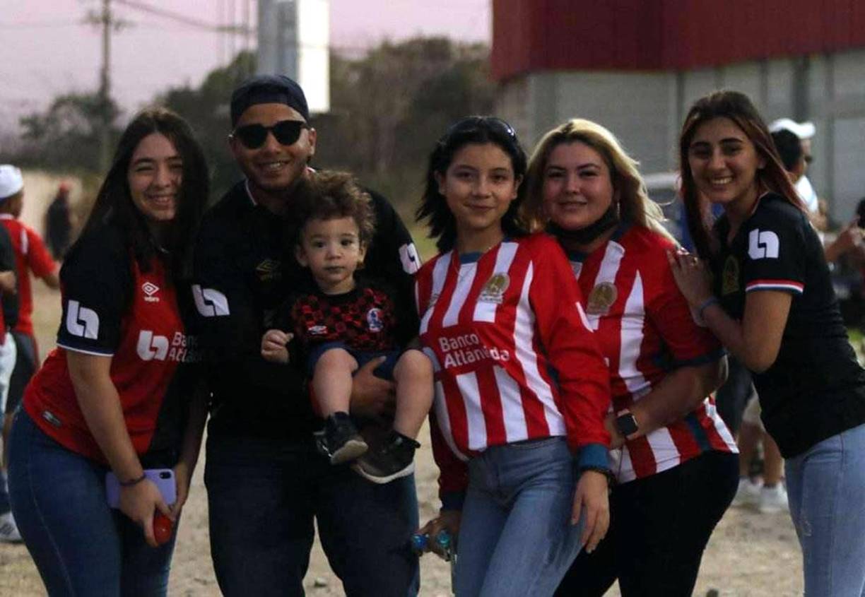La afición del Olimpia llegó al estadio Carlos Miranda para apoyar a su equipo.