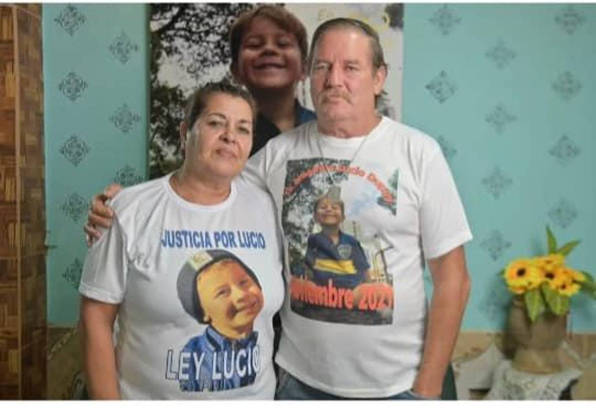 - “Las múltiples lesiones provocadas en dicho lapso presentan una etiología muy diferente. Por una parte existen mordeduras en el glande y en el brazo izquierdo (que puede interpretarse como defensiva); hematomas en la cabeza, del lado derecho e izquierdo, algunos hechos con/contra objeto plano y otros por golpe de puño; hematomas numulares en el tórax, provocado por un palo tipo de escoba con punta redondeada; hematomas en la cara interna del muslo izquierdo, producido por rasguño y otras en la zona inguinal que excede el rasguño y lucen tipo de arrastre y, finalmente múltiples lesiones en la espalda y específicamente un “pisotón” sobre el omóplato lo suficientemente fuerte como para provocar las lesiones internas en la zona abdominal, entre otras desgarro del hígado”.