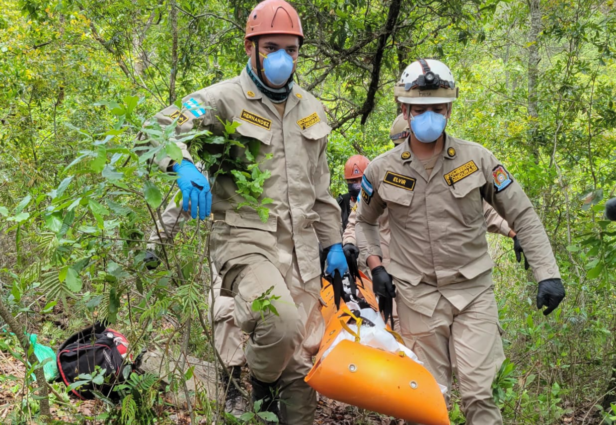 Esto, explicó un vocero policial, fue la medida que tomó Valladares Robles tras alertarse con la captura de cinco miembros de la pandilla hace algunos días, en medio de las labores de búsqueda de los cuerpos de los cinco jóvenes. 
