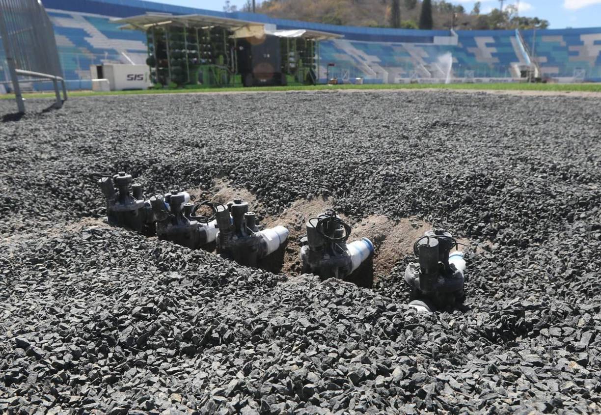 Así quedaron instaladas la válvulas que darán acceso al sistema de riego del estadio Nacional Chelato Uclés.