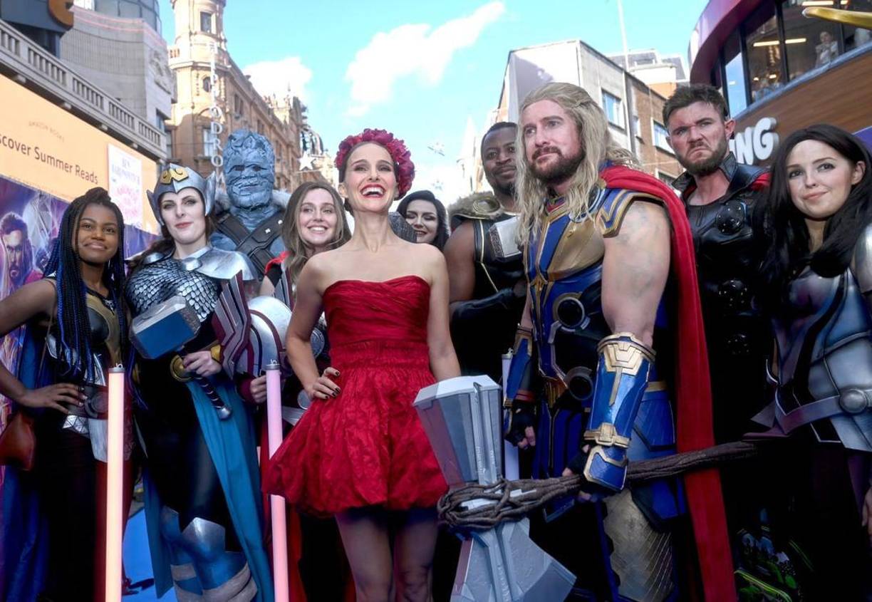 La mortal, con el arma, experimenta una rotunda metamorfosis y por momentos nada la puede dañar, ni la metástasis. Portman no se quería quedar atrás: modificó su usual dieta vegana para ganar músculo, hizo levantamiento de pesas y cardio como nunca antes. ”Esta oportunidad, primero que todo, la sentí como un increíble camino para explorar a una superheroína que pudiera ser vulnerable y débil. y hallar fuerza en ello. Al ser humana, me pude identificar con ella”, relató.