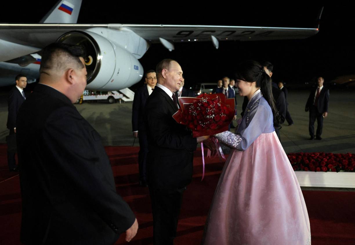 Kim, vestido de riguroso negro, esperó a Putin prácticamente al pie de la escalerilla, tras lo que ambos se fundieron en un abrazo y una mujer ataviada con vestimenta tradicional coreana le entregó al líder ruso un ramo de flores rojas.
