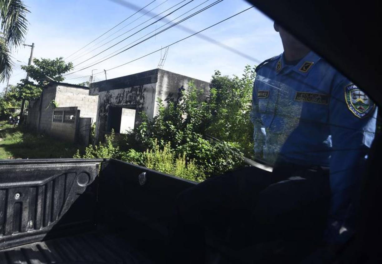 En el sector, donde cada familia tiene uno o dos parientes integrantes de las maras, se siente que los ojos vigilantes de los pandilleros están en todas partes. 