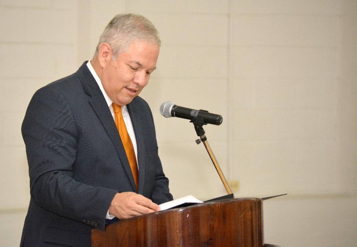 “Si públicamente estás contra sus decisiones, dejas de tener su confianza. Como lo sabes perfectamente, en diplomacia no solo en normas, sino que por la costumbre, no se puede estar gozando de un puesto y atacar al mismo tiempo a un jefe de Estado”, contestó el canciller a la diputada. 