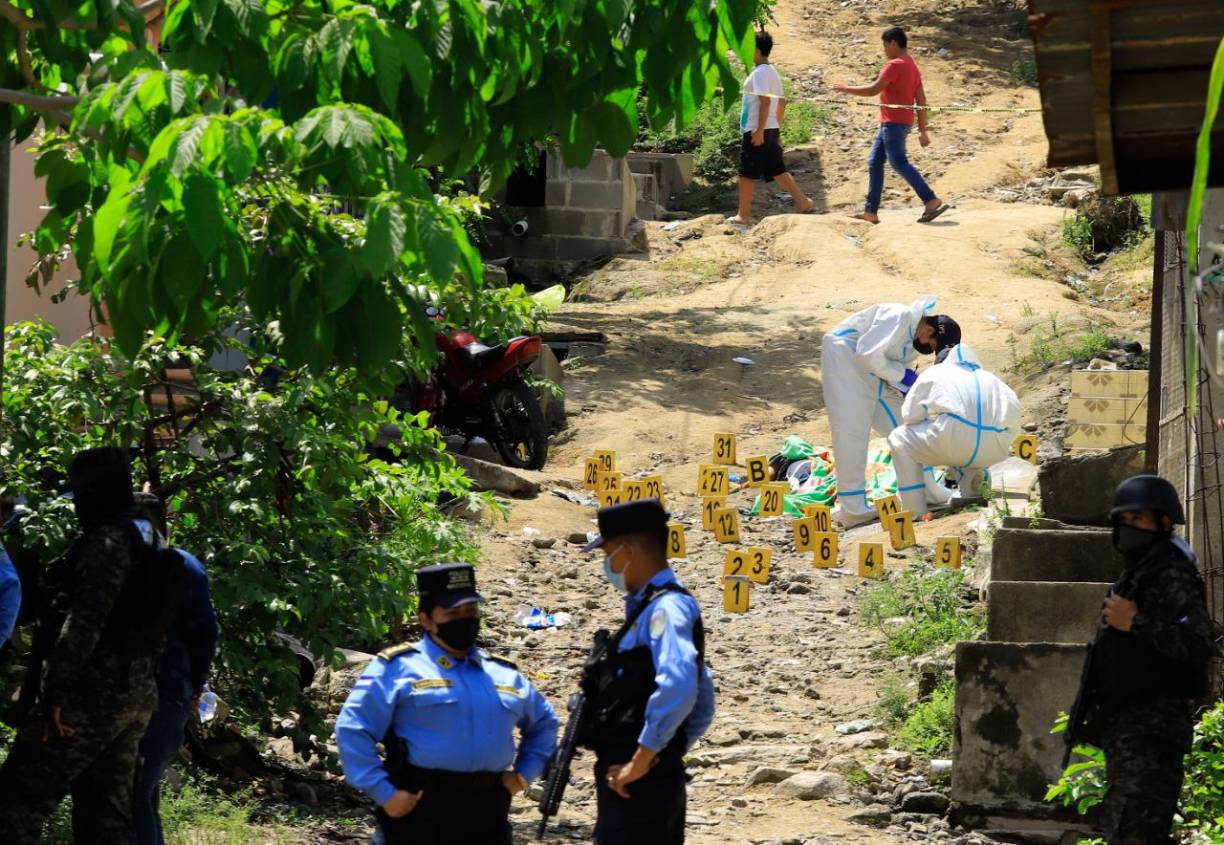 Los cuerpos de cuatro de los fallecidos quedaron tirados en la calle, mientras que una quinta persona falleció cuando era llevada al hospital Mario Catarino Rivas, de San Pedro Sula. Fotografía. La Prensa / Melvin Cubas. 