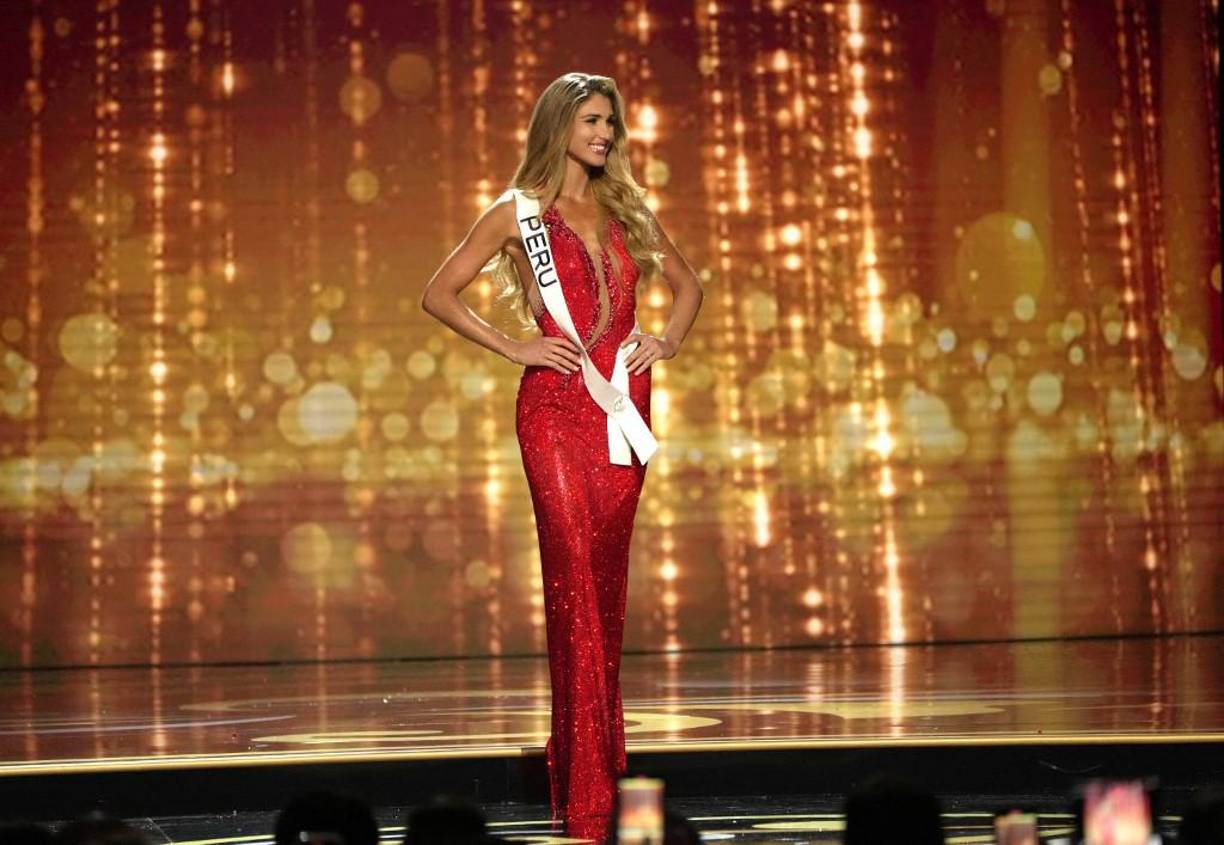 Parte de una familia de artistas, los Cayo de Perú, ella misma se lanzó a la industria musical en 2021 con el tema <i>Un amor con el nuestro</i>, junto a su hermana, Vambina Rovegno.