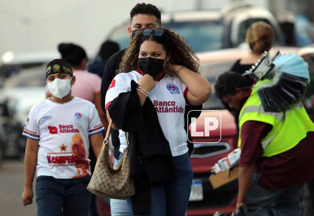 Los aficionados olimpistas llegaron bien identificados con sus camisetas.