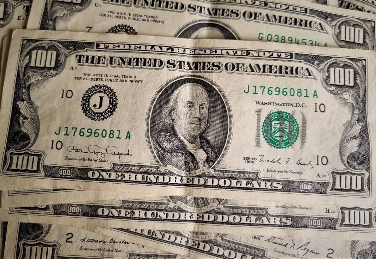 Las tiendas implementan esta política debido a que los billetes dañados son más susceptibles de ser falsificados. 