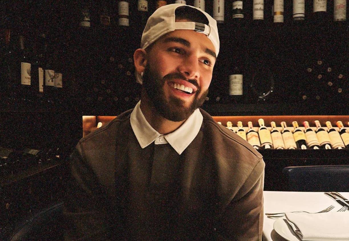 También se unen a él en este álbum Yandel con la explosiva ‘Mamasota’, Kapo con la urbana ‘Qué pecao’, el Grupo Frontera con el éxito ‘De lunes a lunes’, y el brasileño Alok con un toque electrónico en ‘Yo no me vuelo a enamorar’.