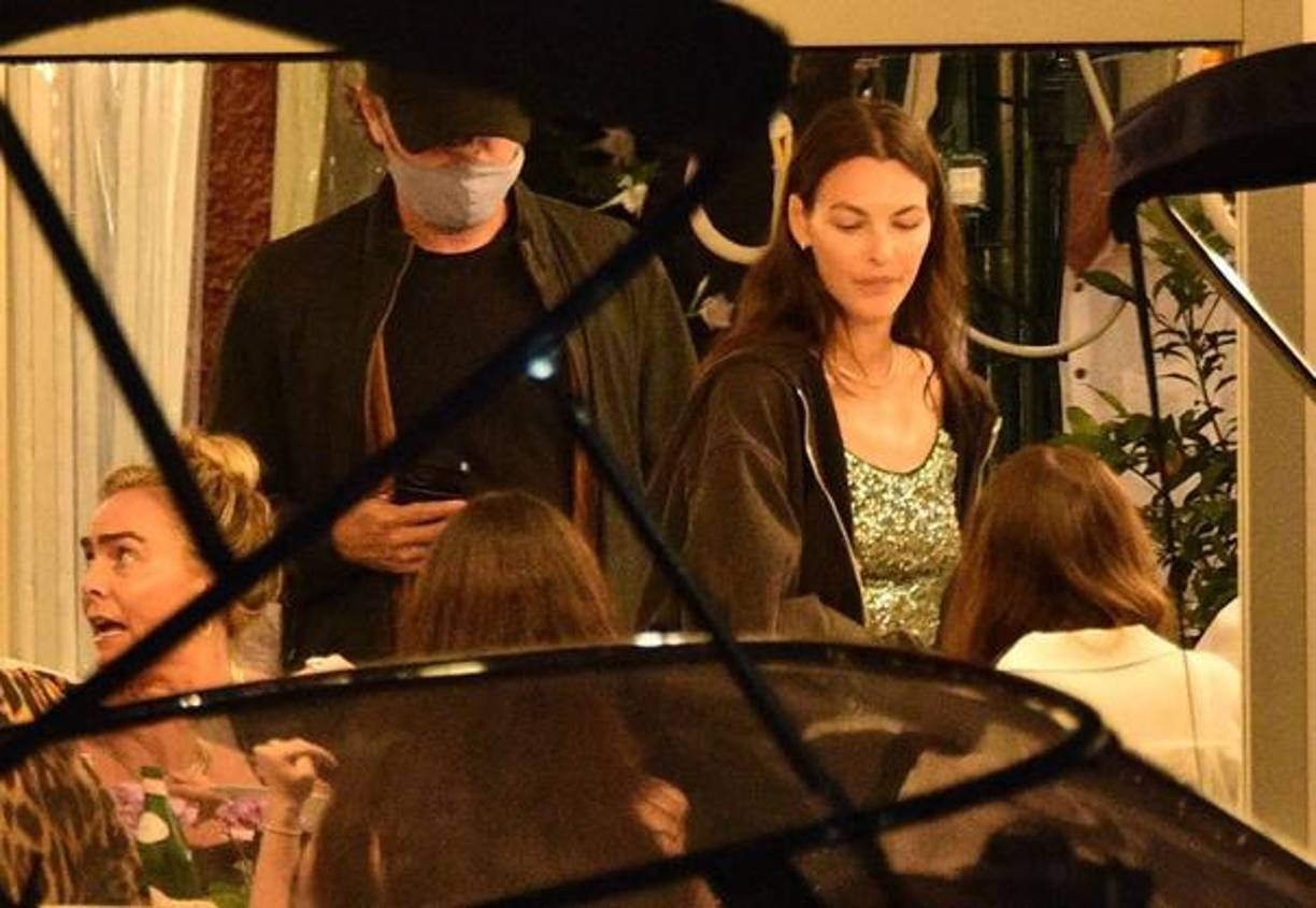 En ese momento, una fuente le dijo a People que estuvieron “cariñosos y besándose toda la noche”. De igual manera, han sido vistos pasando tiempo con la mamá del actor en Italia.