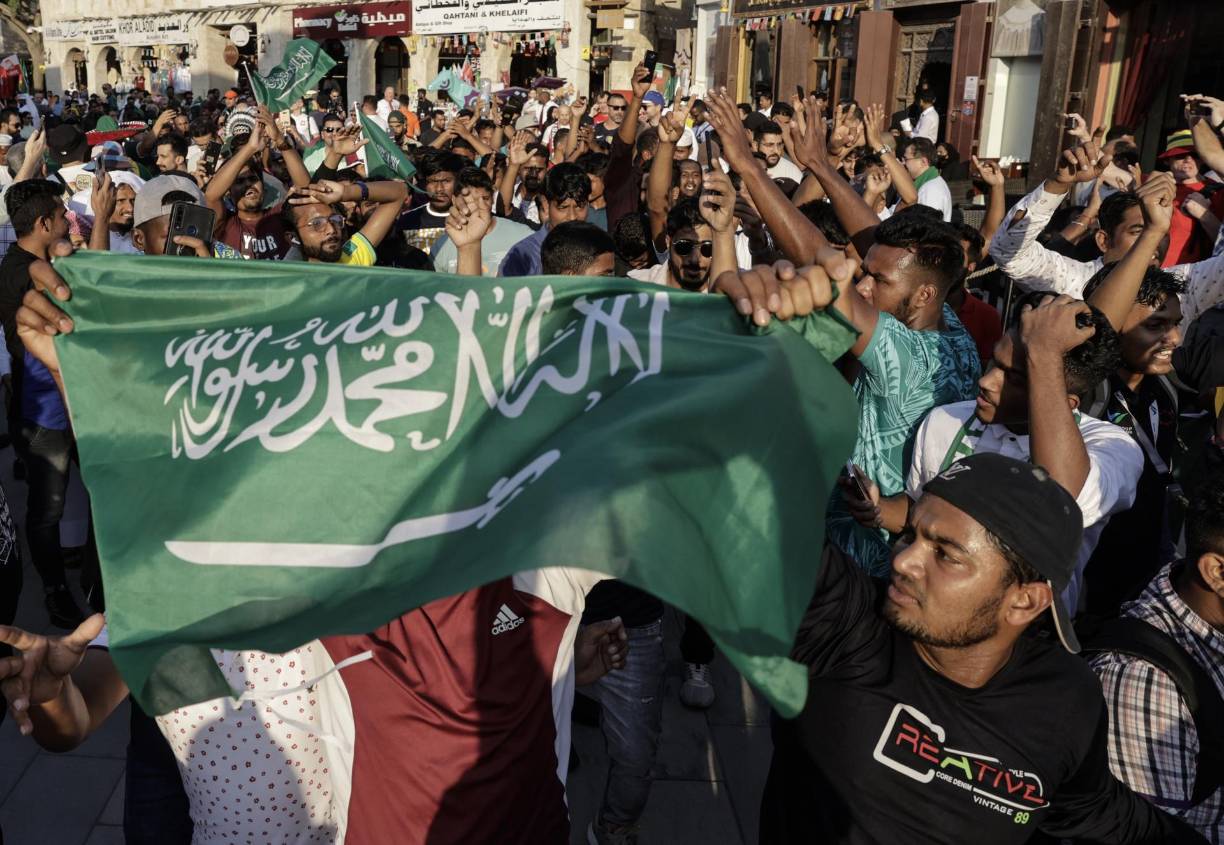 Las calles de Riad y de otras ciudades del país estallaron en júbilo tras la victoria de su selección contra la Argentina de Leo Messi, un hito histórico que fue recibido, a la par, con mucha incredulidad entre los saudíes, que se consideraban sin opciones de incluso competir en este duelo.
