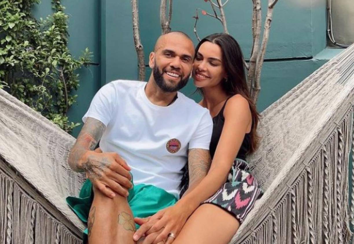 El brasileño se ha mantenido más o menos activo en sus redes durante todo este verano, pero al igual que su mujer, han tenido que lidiar con un contratiempo: las feroces críticas en redes sociales a su “buena vida”, tras salir de la cárcel, a pesar del delito cometido, que la pareja parece ignorar.