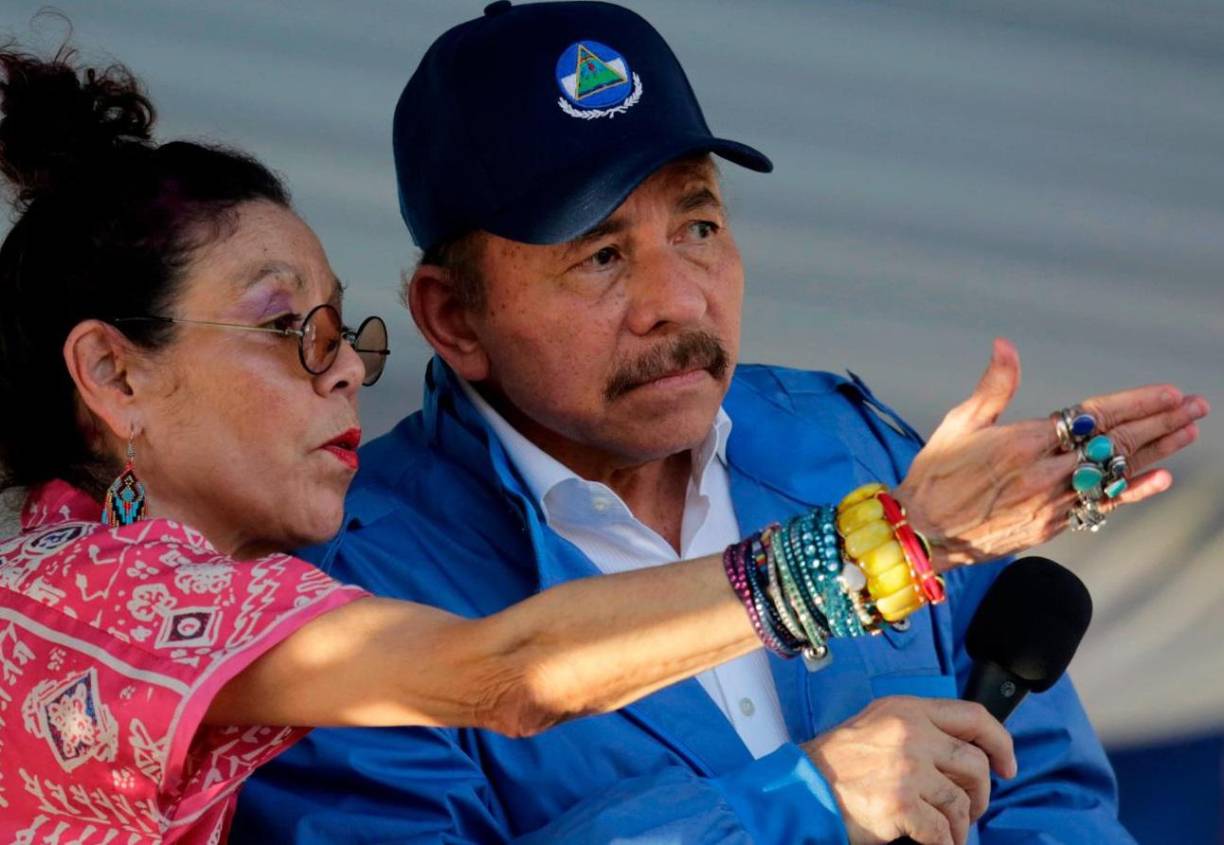 La extravagante primera dama no es ajena a los escándalos y controversias. En 2018 un audio la puso en el centro de los señalamientos por la muerte de al menos 328 manifestantes antigubernamentales, según datos de la Comisión Interamericana de Derechos Humanos (CIDH). En el audio se escuchaba una voz, que algunos medios de comunicación locales identificaron como la del secretario de la Alcaldía de Managua, Fidel Moreno, transmitiendo a los sandinistas una supuesta orden de Murillo: “Vamos con todo”, tras lo cual se habrían desencadenado los ataques fatales.