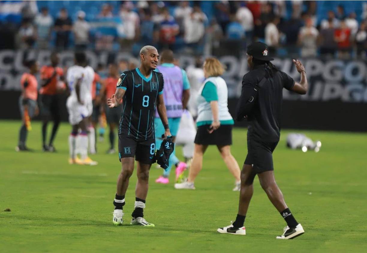 Alberth Elis estuvo en el estadio y apoyó a sus compañeros tras la eliminación en la Copa Oro 2023.