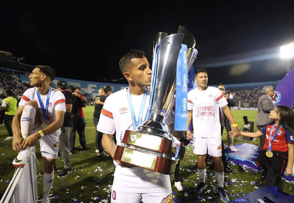 Edwin Rodríguez besando el trofeo de campeones del Torneo Apertura 2023.