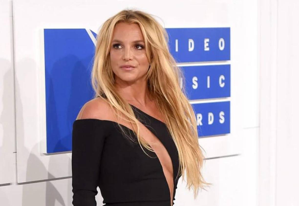 “Si no vas, iremos al tribunal, habrá un gran juicio y vas a perder”, apunta que le comentó su padre. Spears comparte lo sucedido ya como una mujer libre y después de lanzar —el pasado viernes— un dueto con el británico Elton John, “Hold Me Closer”, su primer sencillo desde su álbum “Glory” (2016) y el primero desde que finalizó su tutela.