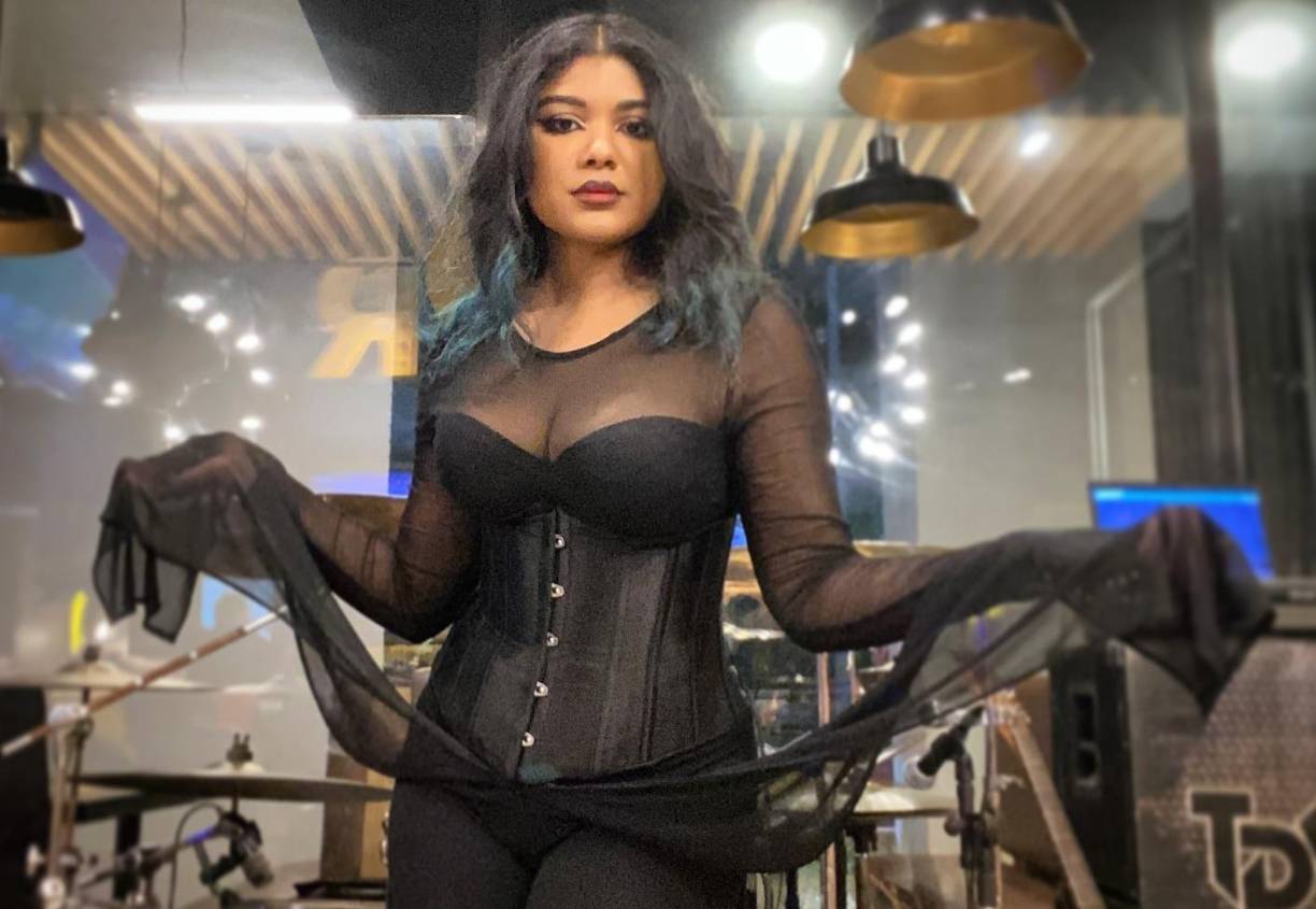 <b>KIMBERLY ROWE</b>Con una voz versátil que abarca géneros como el soul, jazz, pop y rock, la vocalista del grupo Toke de Keda, ha comenzado a destacarse en la escena musical del país. Ella comenzó a cantar desde muy pequeña y ahora disfruta del sueño que tuvo entonces presentándose ante multitudes y hasta ha participado en varios eventos y concursos, incluyendo “Buscando una estrella” y “ La Academia”, donde llegó a ser finalista. Sus mayores influencias son Lady Gaga, Dimash, Michael Jackson y Freddie Mercury.Sígala en redes: @ladyrowe_hn