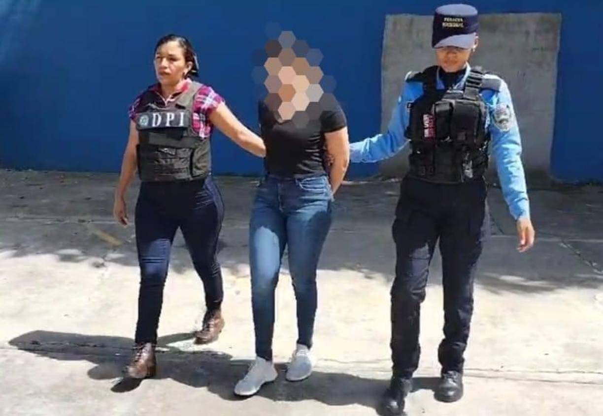 La policía, en un informe, describió que la detenida "fue sorprendida durante un allanamiento en su lugar de residencia, donde se incautaron diversas pruebas que apuntan a su presunta participación en actividades criminales".