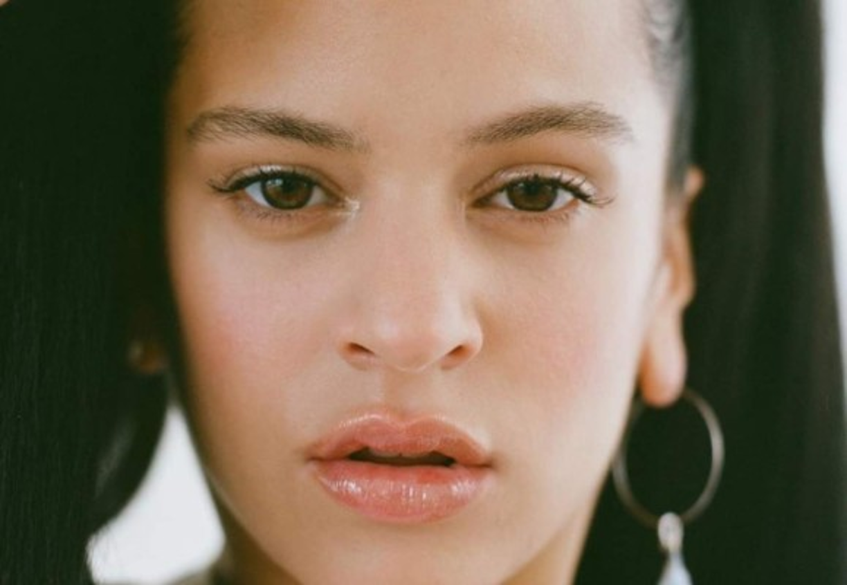 Con tan solo 26 años de edad, Rosalía es la española más popular del momento, su música es una fusión entre el flamenco y sonidos urbanos latinos, su sensualidad encanta.