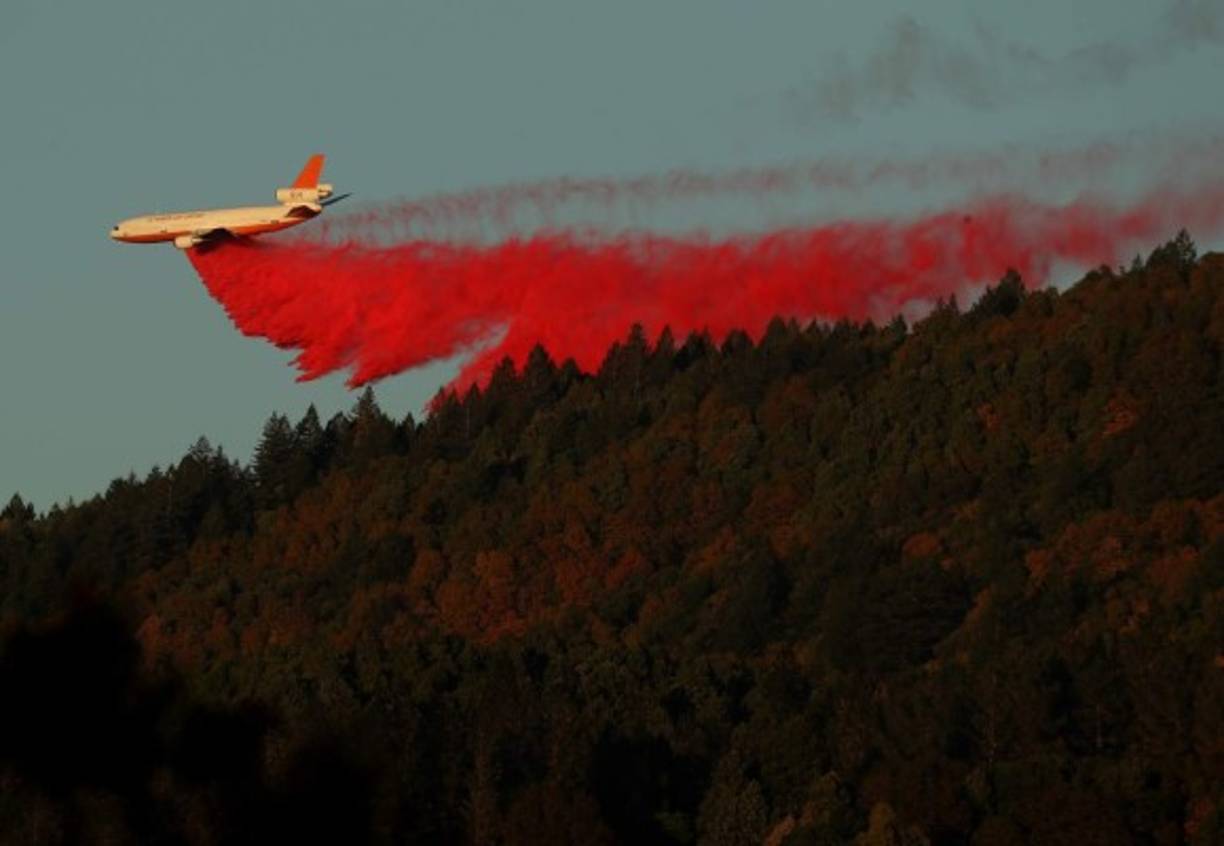 Para el Kincade, trabajan más de 4,500 bomberos, que estiman que no podrán detener la progresión de las llamas antes del 7 de noviembre, y que el incendio tardará semanas en extinguirse por completo.
