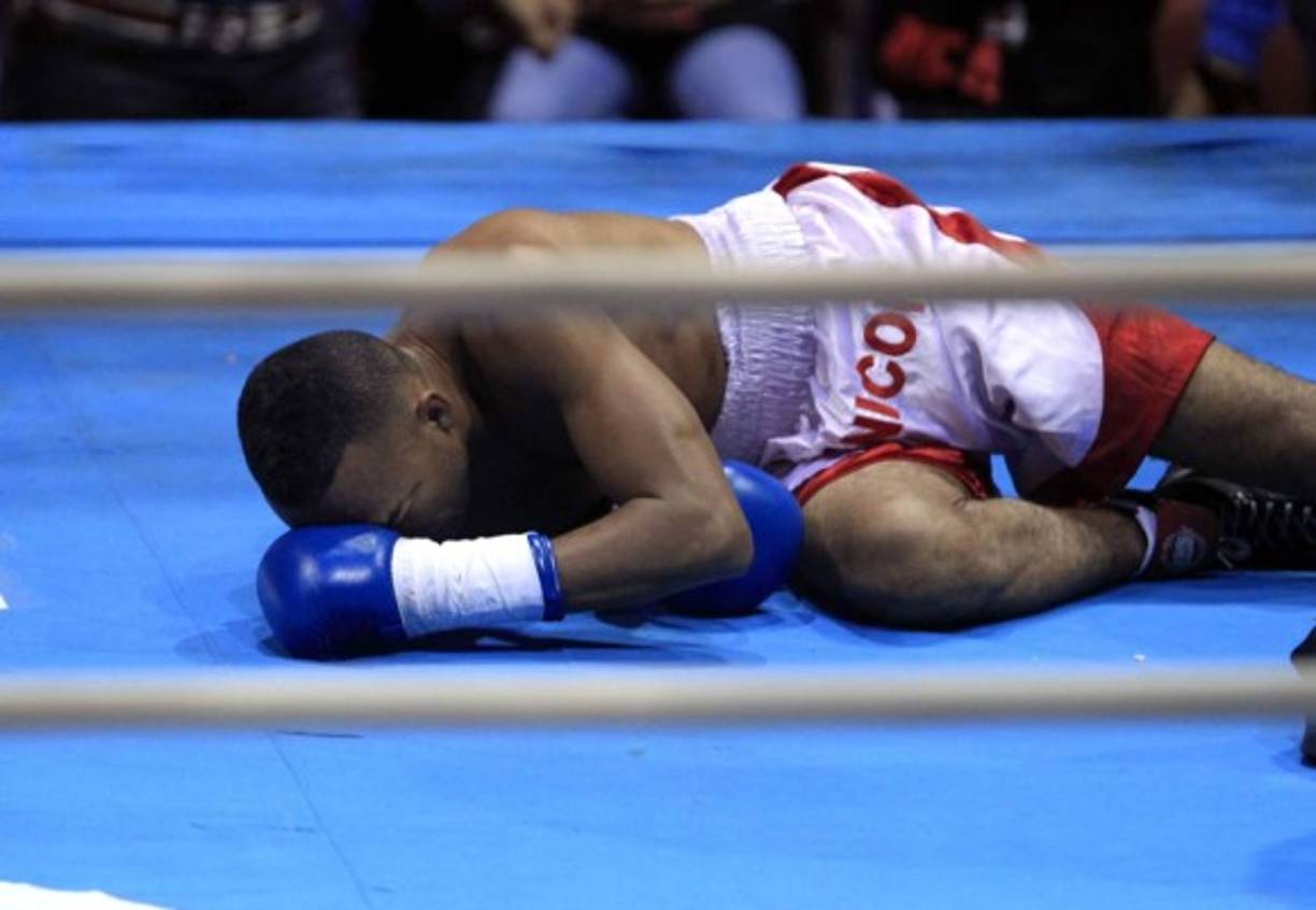 El colombiano Jelier Pacheco sacumbió y se fue a la lona.