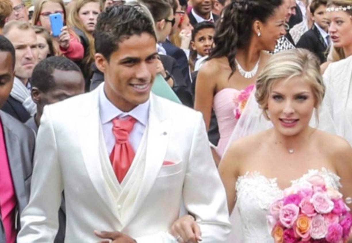 El central madridista Varane y su esposa Camille Tytgat.