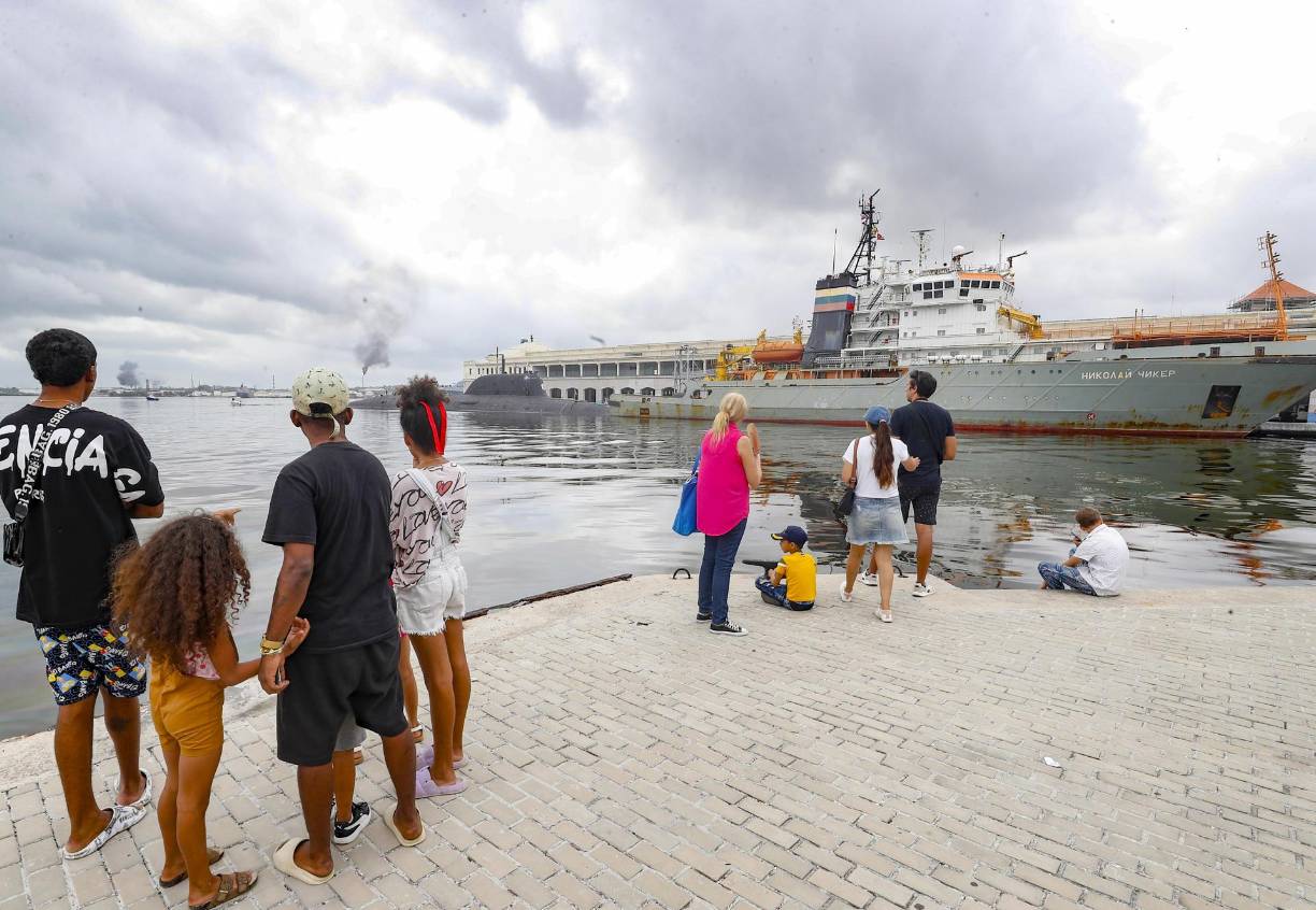 Desde el pasado jueves, las colas de curiosos no han cesado a pesar del mal tiempo. La fragata Gorshkov quedó abierta al público en un horario de 12:00 (16:00 GMT) a 16:00 (20:00 GMT). Este sábado es el último día para abordar el buque. 