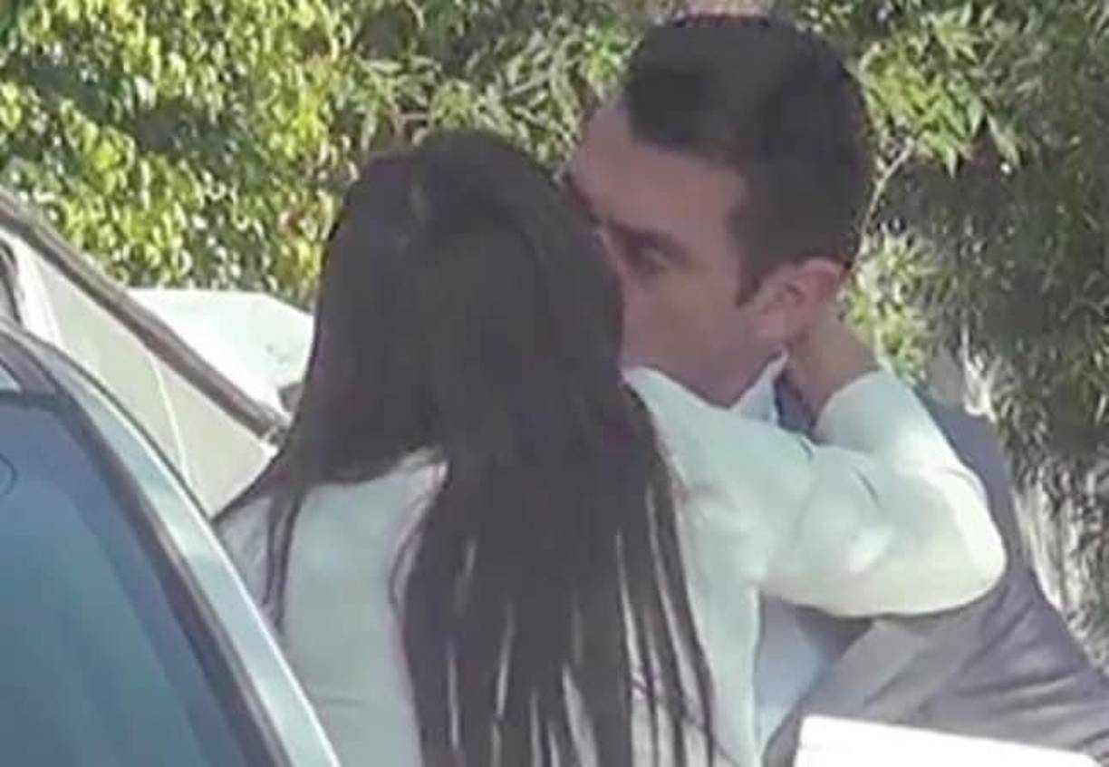 Las fotografías han sido compartidas en las redes sociales y también en varios programas de televisión, así que es algo que no va a poder ocultarse y que, sin duda, le va a traer problemas en su matrimonio con Elizabeth Álvarez, con quien lleva 11 años de casados y dos hijos de por medio.