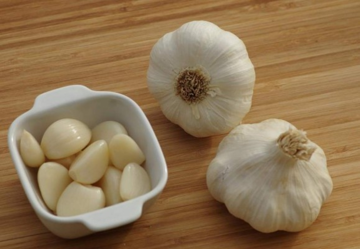 5. Según estudios, al consumir ajo crudo se tiene la mitad de riesgo de sufrir cáncer de estómago y colon rectal.