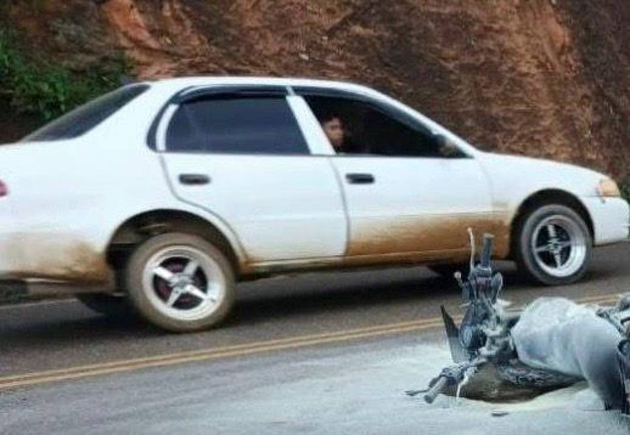 El joven se conducía en su motocicleta cuando impactó con un carro, cuyo conductor huyó de la escena del choque.