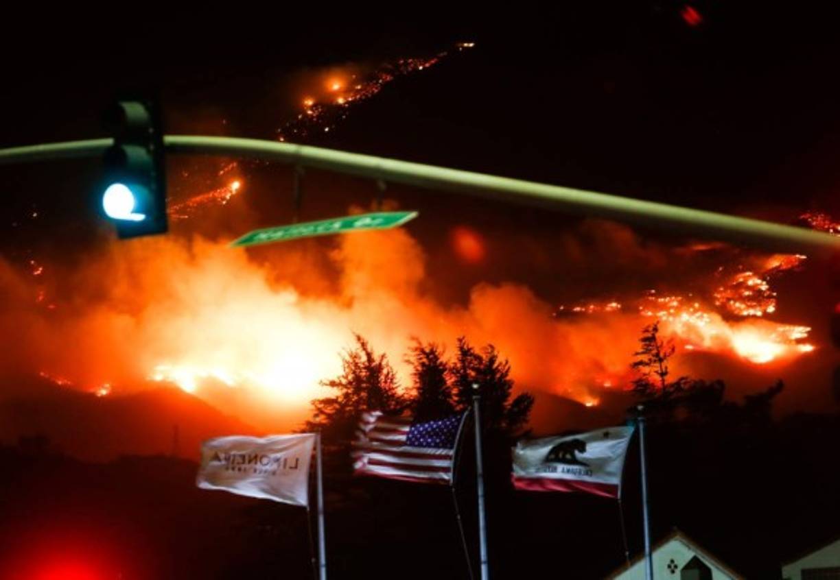 Los bomberos batallaban este martes contra un gigantesco incendio forestal que azota el sur de California y que dejó un muerto, miles de evacuados y más de 150 casas y comercios destruidos.