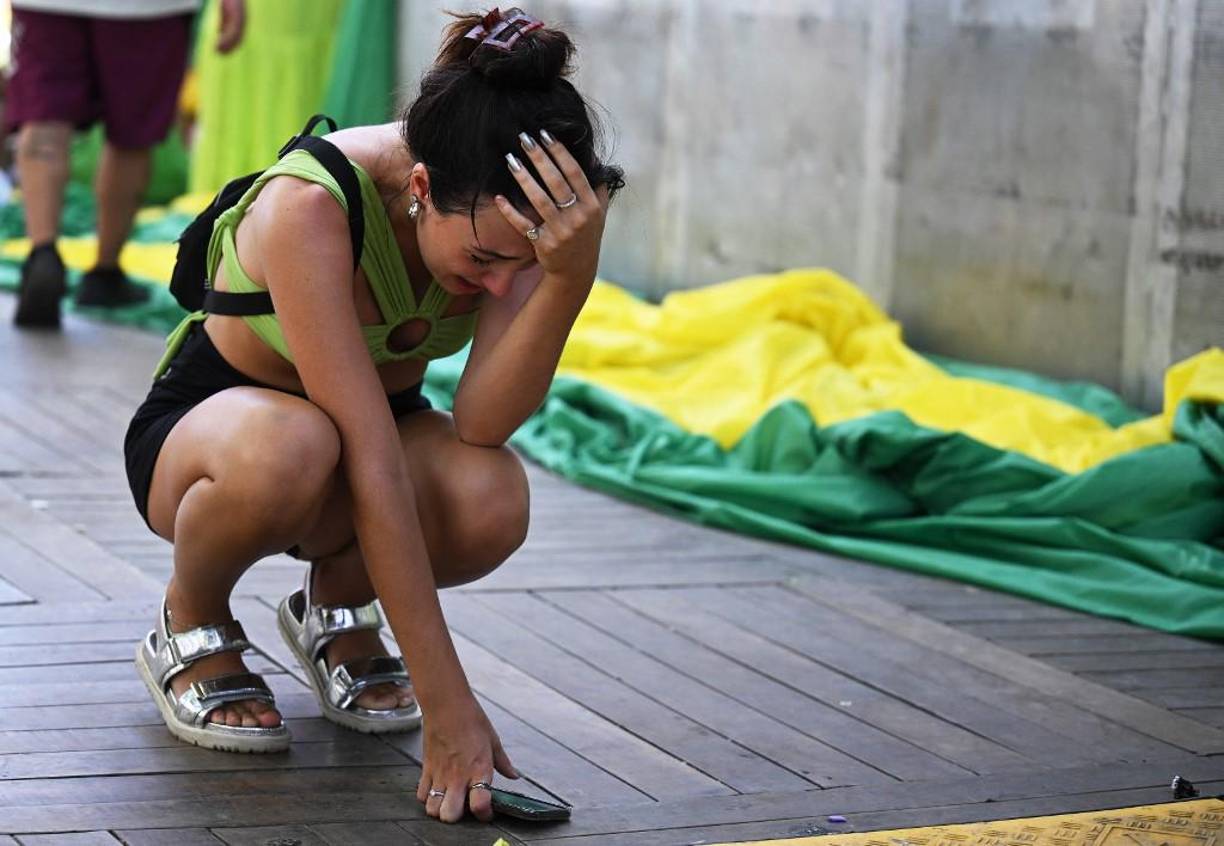 Esta chica no pudo contener el llanto tras la eliminación de su amada selección brasileña.