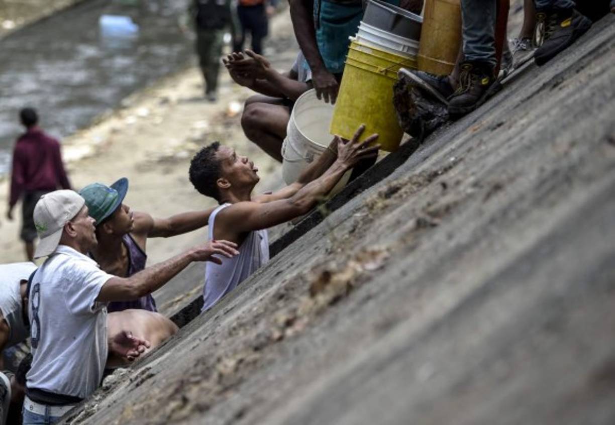 El Guaire, que atraviesa Caracas de oeste a este, es un afluente que recibe los desechos líquidos de casi toda la ciudad y es conocido por su alto nivel de contaminación.<br/>