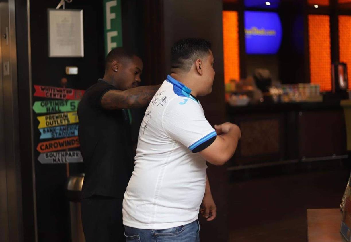El hondureño que madrugó a buscar la firma de los seleccionados catrachos