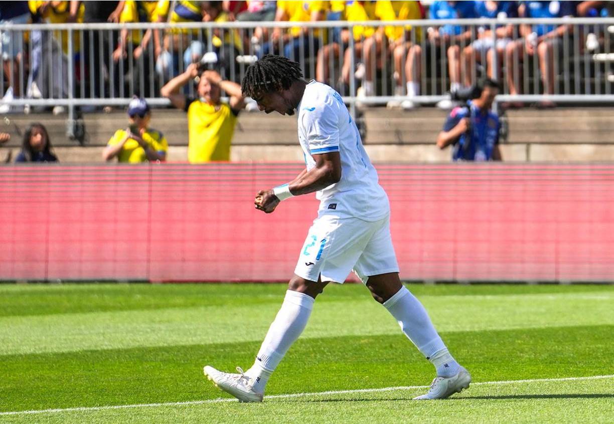 Bryan Róchez celebrando su gol de penal para el empate de Honduras 1-1 ante Ecuador.