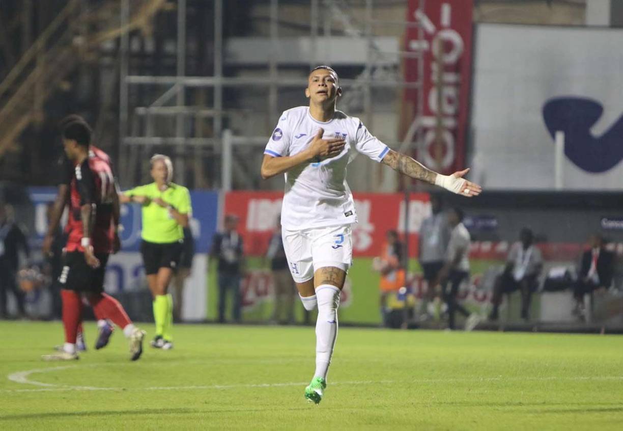 Kervin Arriaga anotó el segundo gol de Honduras contra Trinidad y Tobago y así corrió a celebrar.