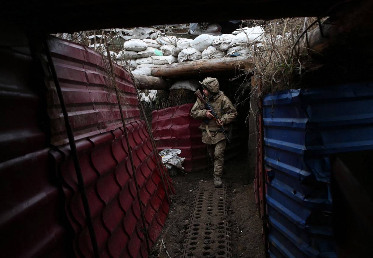 Viktor, un veterano de infantería de 56 años, está apostado en la localidad de Pisky, muy cerca de Donetsk, la “capital” de los separatistas, que con el apoyo de Moscú, complican la vida de las fuerzas de Kiev en el este de Ucrania, en un conflicto que se prolonga desde hace casi ocho años.