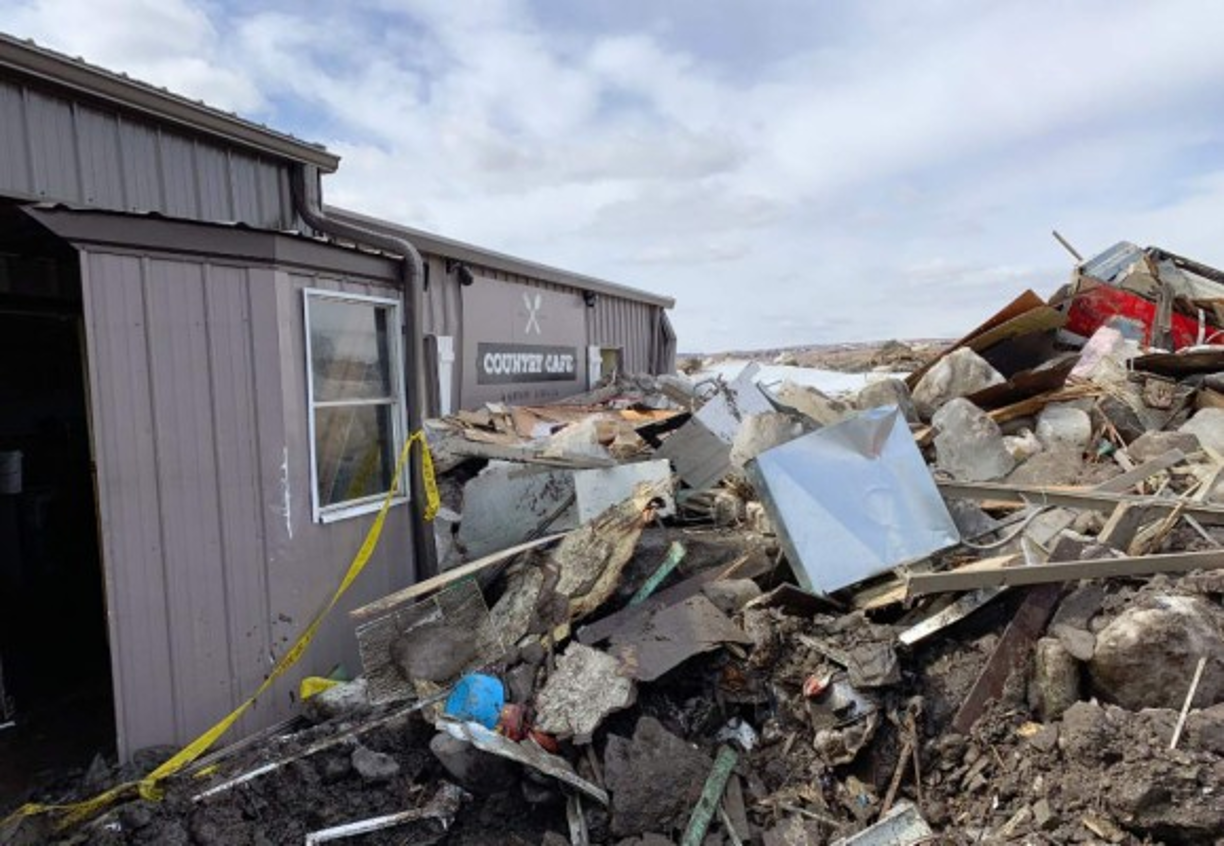 Los responsables de la central nuclear Cooper, ubicada en la ribera del río Misuri en Nebraska, se plantean cerrar esas instalaciones si el agua sigue subiendo, y están colocando sacos de arena alrededor del dique que protege la planta.<br/>