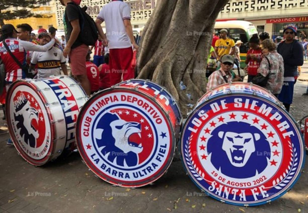 Desde muy temprano, la barra del Olimpia se reunió para armar la fiesta en las calles de Tegucigalpa.