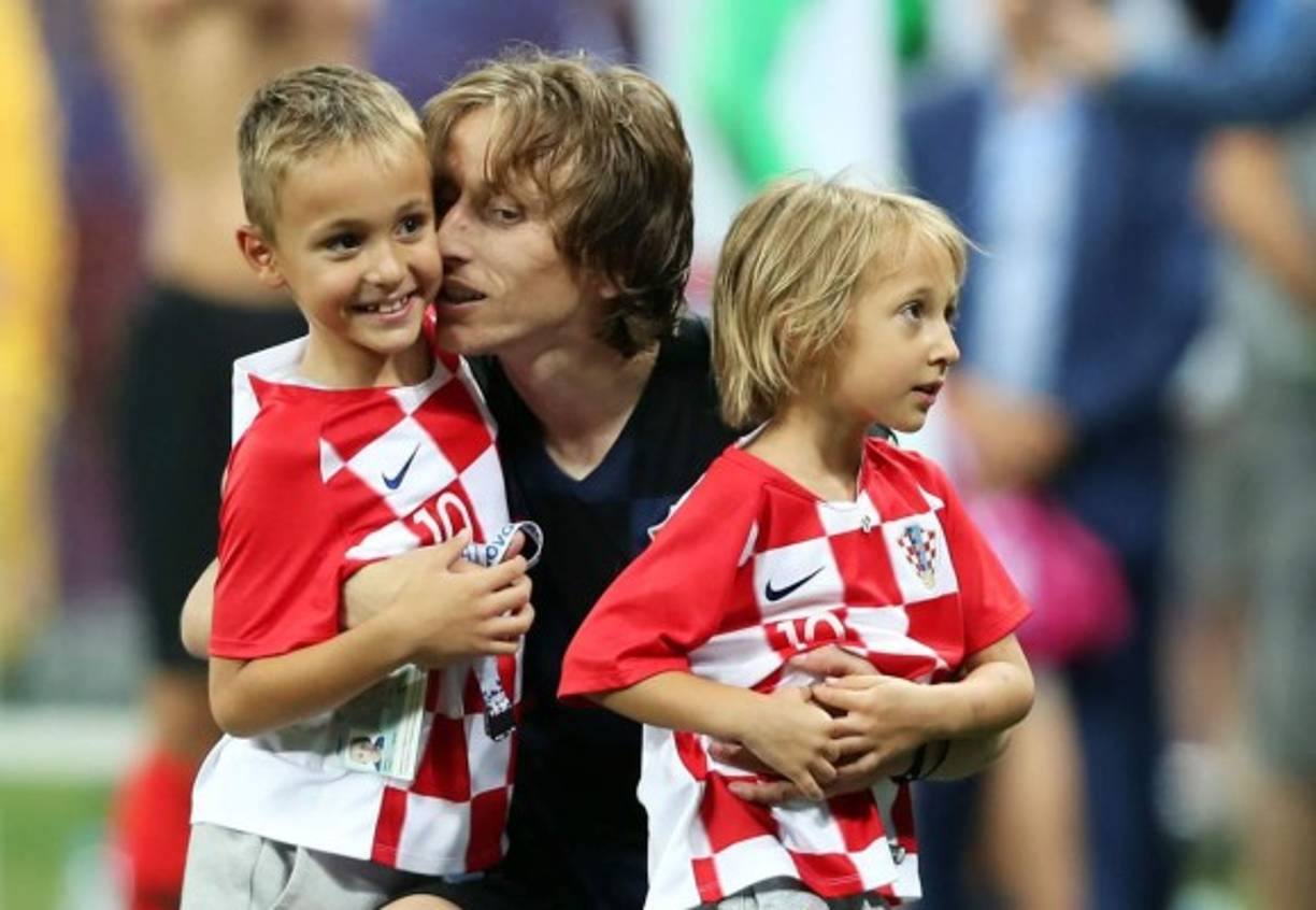 Luka Modric celebró en el campo con sus hijos Ivano y Ema. Foto EFE