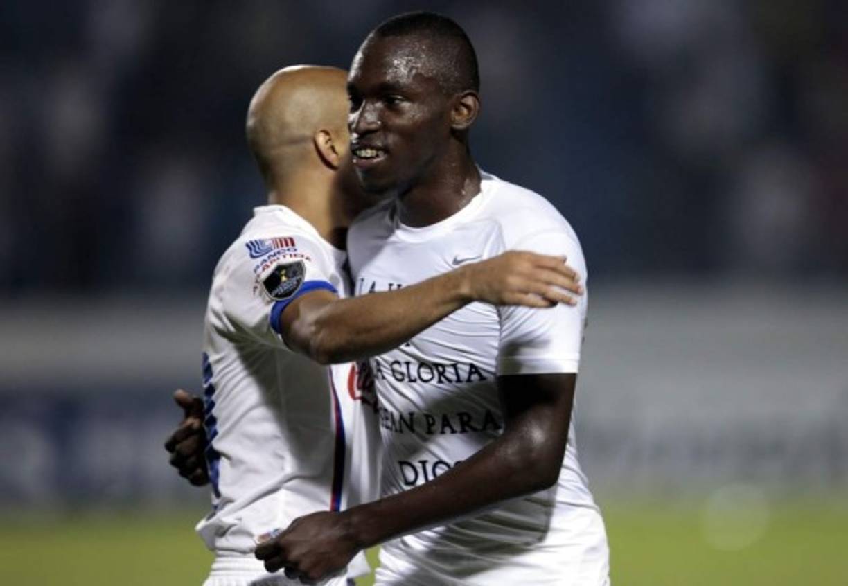 Omar Guerra y Alberth Elis se abrazan al final del partido.